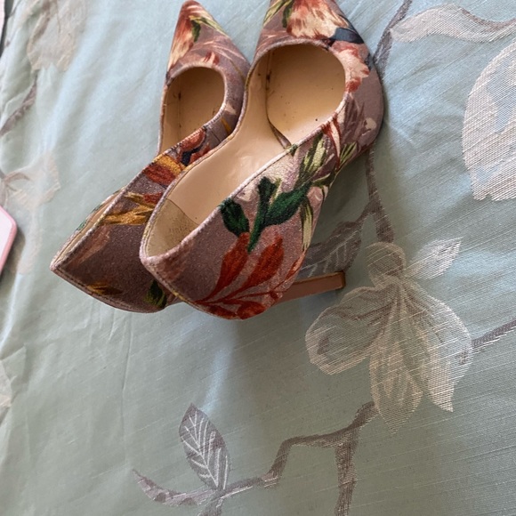 Size 5.5 Nine West Heels - Picture 2 of 4